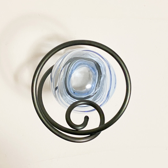 丸く小さなガラス製フラワーベース・薄い青色・アルミワイヤー(黒色) 8枚目の画像