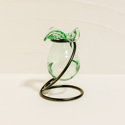 丸く小さなガラス製フラワーベース・薄いグリーン・アルミワイヤー(黒色) 3枚目の画像