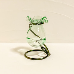 丸く小さなガラス製フラワーベース・薄いグリーン・アルミワイヤー(黒色) 5枚目の画像