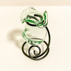 丸く小さなガラス製フラワーベース・薄いグリーン・アルミワイヤー(黒色) 6枚目の画像