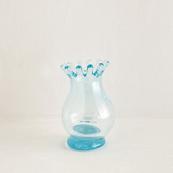 ウォータークラウン風まあるいガラスの小瓶・ガラス底付き・フラワーベース(薄い水色) 3枚目の画像