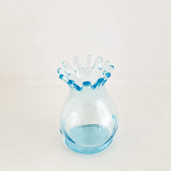ウォータークラウン風まあるいガラスの小瓶・ガラス底付き・フラワーベース(薄い水色) 4枚目の画像