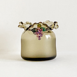 ぶどう飾り付しぼり花器・短丈フリル・ベージュ 2枚目の画像