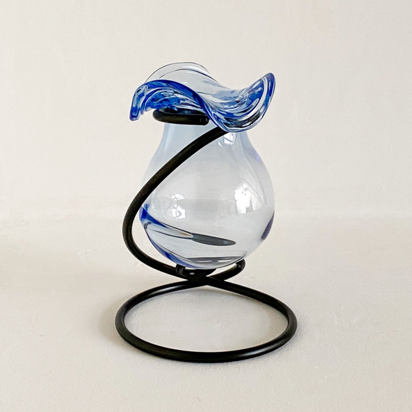 丸く小さなガラス製フラワーベース・薄い青色・アルミワイヤー(黒色) 3枚目の画像