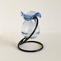 丸く小さなガラス製フラワーベース・薄い青色・アルミワイヤー(黒色) 4枚目の画像