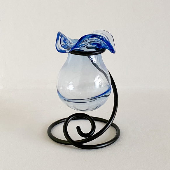 丸く小さなガラス製フラワーベース・薄い青色・アルミワイヤー(黒色) 5枚目の画像