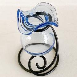 丸く小さなガラス製フラワーベース・薄い青色・アルミワイヤー(黒色) 6枚目の画像