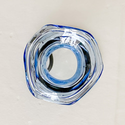 丸く小さなガラス製フラワーベース・薄い青色・アルミワイヤー(黒色) 7枚目の画像