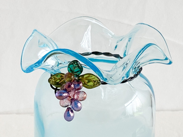 葡萄ビーズ飾りガラス製フラワーベース・水色・アルミワイヤー(黒色) 2枚目の画像