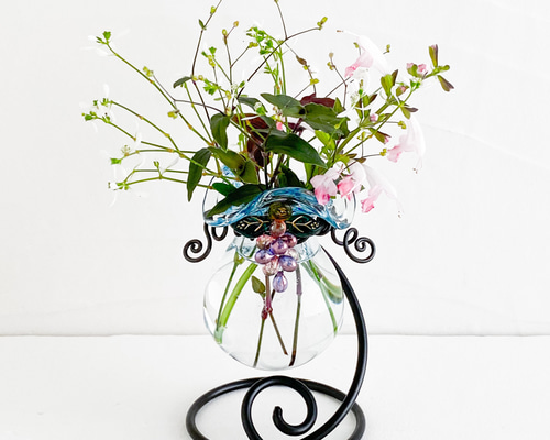 葡萄ビーズ飾りガラス製フラワーベース・清酒瓶色・アルミワイヤー