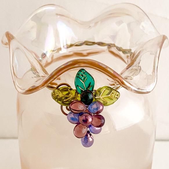 葡萄(紫色)ビーズ飾りガラス製フラワーベース・ピンク・スモークステンレスワイヤー・パール加工 2枚目の画像