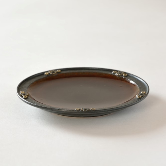 京焼　宮里絵美作　金彩鉄釉貼花文「豆皿」 3枚目の画像