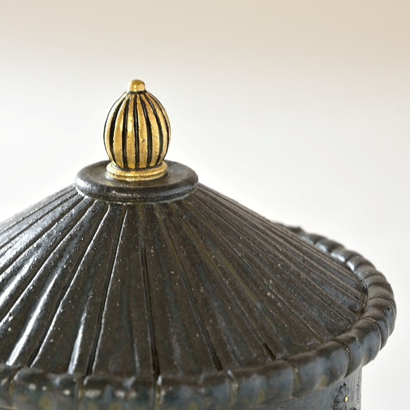 京焼　金彩鉄釉貼花文「蓋物」　宮里絵美作　陶器 4枚目の画像