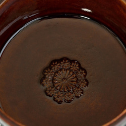 京焼　金彩鉄釉貼花文「蓋物」　宮里絵美作　陶器 6枚目の画像