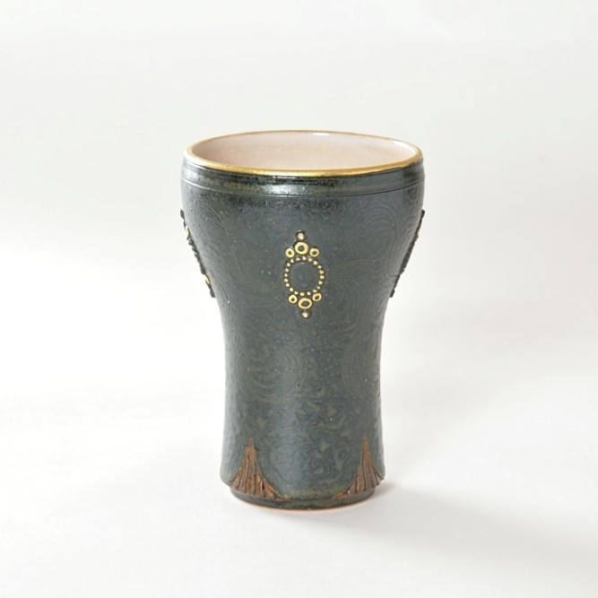 京焼　金彩鉄釉貼花文「フリーカップ」　宮里絵美作　陶器