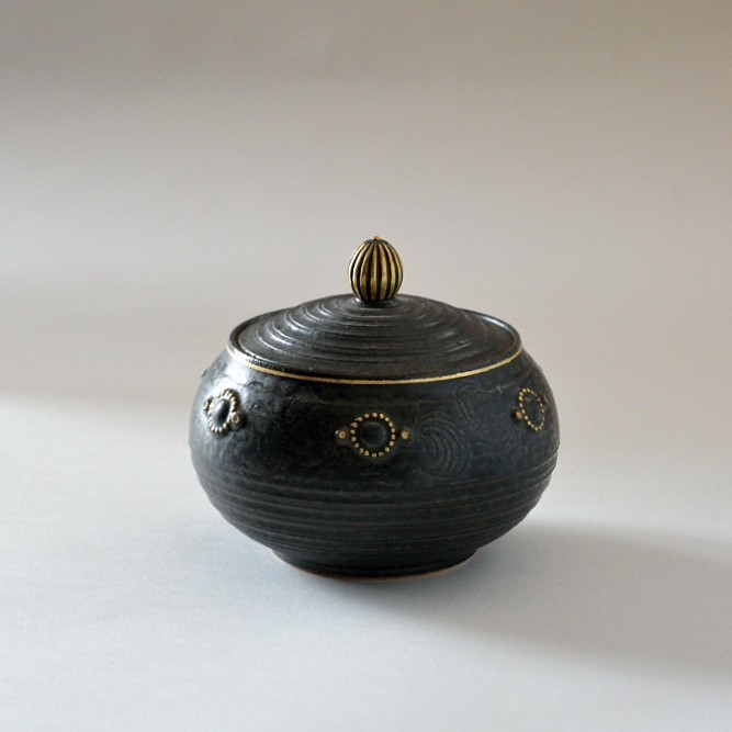 京焼　金彩鉄釉貼花文「小さな蓋物」　宮里絵美作　陶器