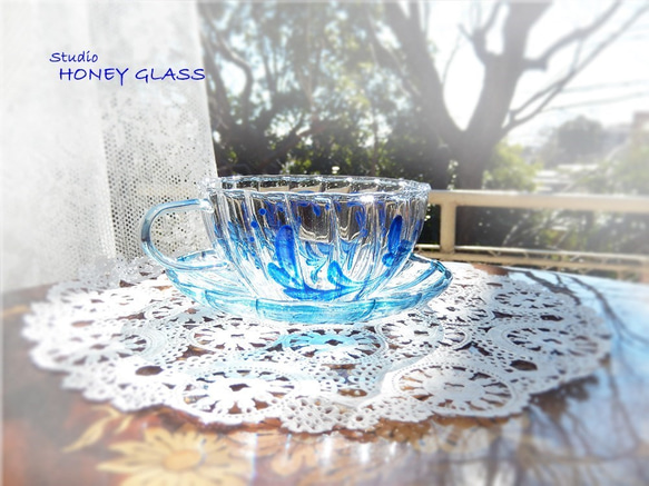 139..青と透明のガラスカップ 2個セット..絵画のモチーフ使用しました。 青いクラシックリーフのカップ＆ソーサー (絵付けガラス) ティーカップ