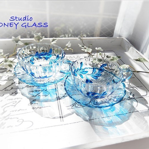 青いクラシックリーフのカップ＆ソーサー (絵付けガラス) ティーカップ