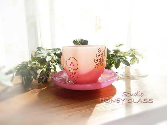Happy flower　～ガラスのカップ＆ソーサー・ピンク（絵付けガラス） 4枚目の画像