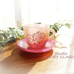 Happy flower　～ガラスのカップ＆ソーサー・ピンク（絵付けガラス） 3枚目の画像