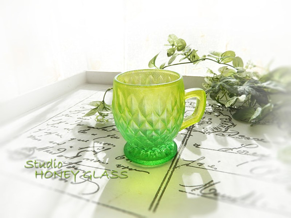 ちいさなガラスのマグカップ～グリーン（絵付けガラス） 1枚目の画像