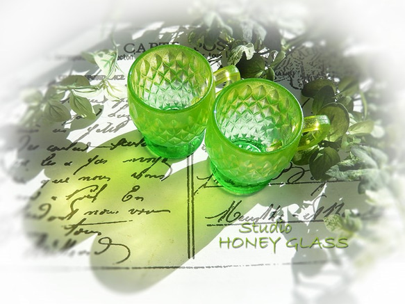 ちいさなガラスのマグカップ～グリーン（絵付けガラス） 3枚目の画像
