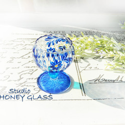 青い小花の脚付き酒杯　（絵付けグラス） 2枚目の画像