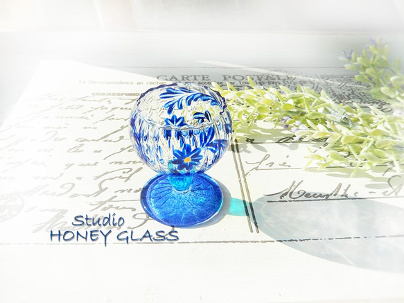 青い小花の脚付き酒杯　（絵付けグラス） 2枚目の画像