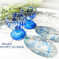 青い小花の脚付き酒杯　（絵付けグラス） 3枚目の画像