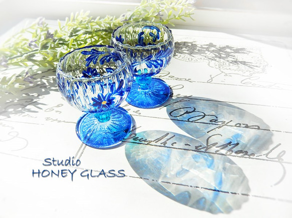 青い小花の脚付き酒杯　（絵付けグラス） 3枚目の画像