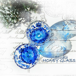 青い小花の脚付き酒杯　（絵付けグラス） 4枚目の画像