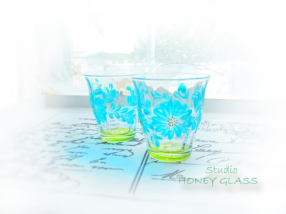 ターコイズブルーの花柄グラス　（絵付けグラス） 1枚目の画像