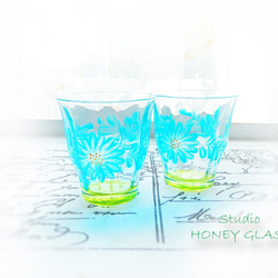 ターコイズブルーの花柄グラス　（絵付けグラス） 2枚目の画像