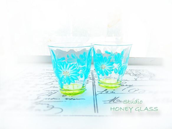ターコイズブルーの花柄グラス　（絵付けグラス） 2枚目の画像