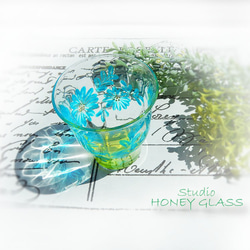 ターコイズブルーの花柄グラス　（絵付けグラス） 4枚目の画像