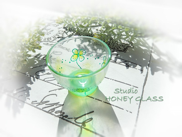 クローバー柄の酒杯（絵付けガラス） 2枚目の画像