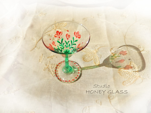 赤い花のカクテルグラス　（絵付けグラス） 1枚目の画像