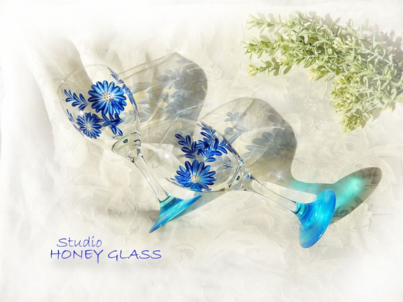 青い花のワイングラス　（絵付けガラス） 2枚目の画像