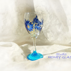 青い花のワイングラス　（絵付けガラス） 3枚目の画像