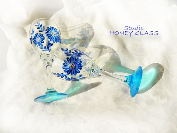 青い花のワイングラス　（絵付けガラス） 4枚目の画像