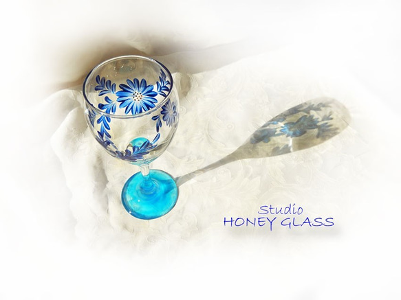 青い花のワイングラス　（絵付けガラス） 5枚目の画像