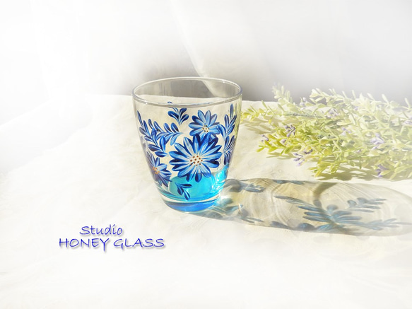 青い花のグラス～Lサイズ　（絵付けグラス） 1枚目の画像