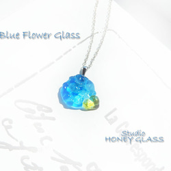 紫陽花のような青い花のガラスのペンダント　～Blue flower 1枚目の画像
