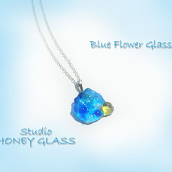 紫陽花のような青い花のガラスのペンダント　～Blue flower 2枚目の画像