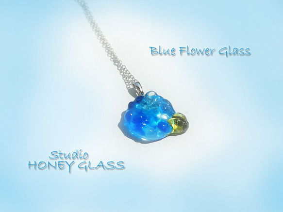 紫陽花のような青い花のガラスのペンダント　～Blue flower 3枚目の画像