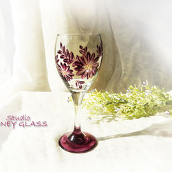 花柄のワイングラス　～クリムソンレッド（絵付けガラス） 1枚目の画像