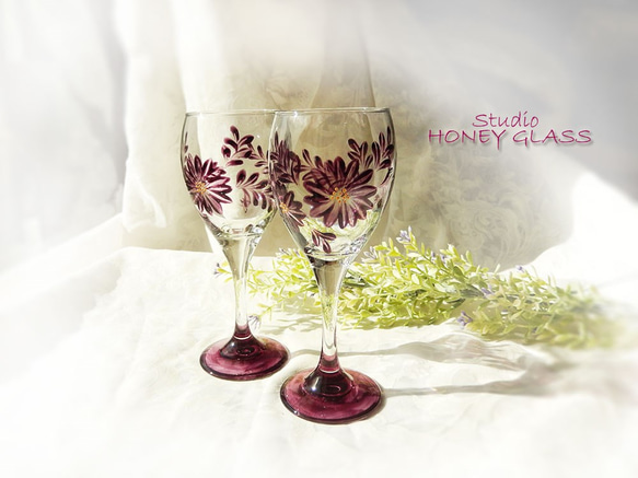 花柄のワイングラス　～クリムソンレッド（絵付けガラス） 2枚目の画像