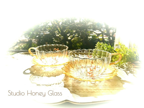 ガラスのカップ＆ソーサー ～リーフ柄・ピンク&ゴールド  (絵付けガラス) 2枚目の画像