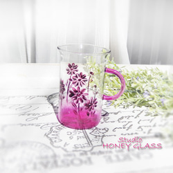 花畑柄のガラスのマグカップ（ロングタイプ） (絵付けガラス) 1枚目の画像