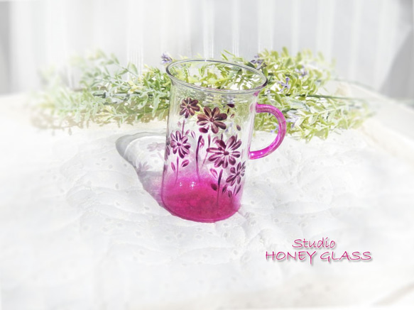 花畑柄のガラスのマグカップ（ロングタイプ） (絵付けガラス) 2枚目の画像